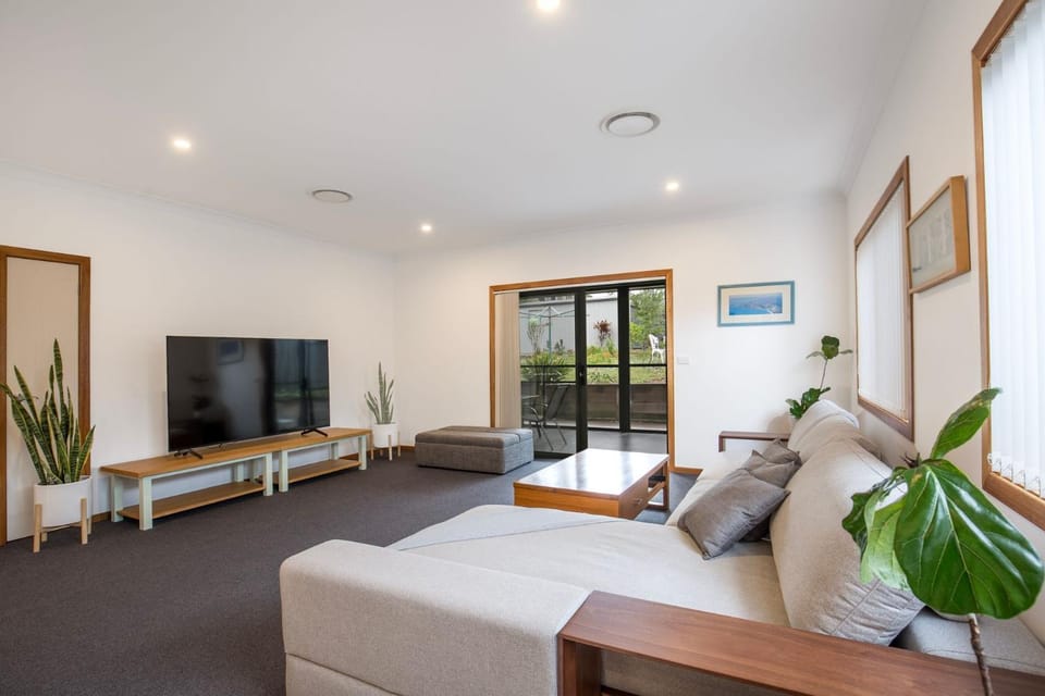 Tangerine - Pet Friendly - 3 Mins Walk to Beach House in Saint Georges Basin