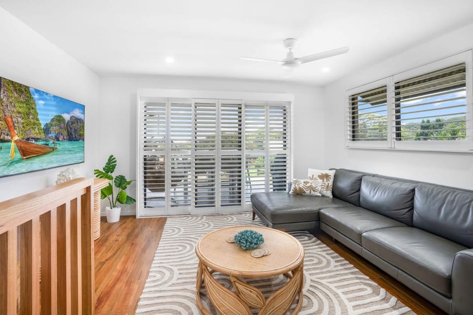 1-46 Manooka Drive - Rainbow Beach Aircon. Wifi. Pool. View Apartment in Rainbow Beach