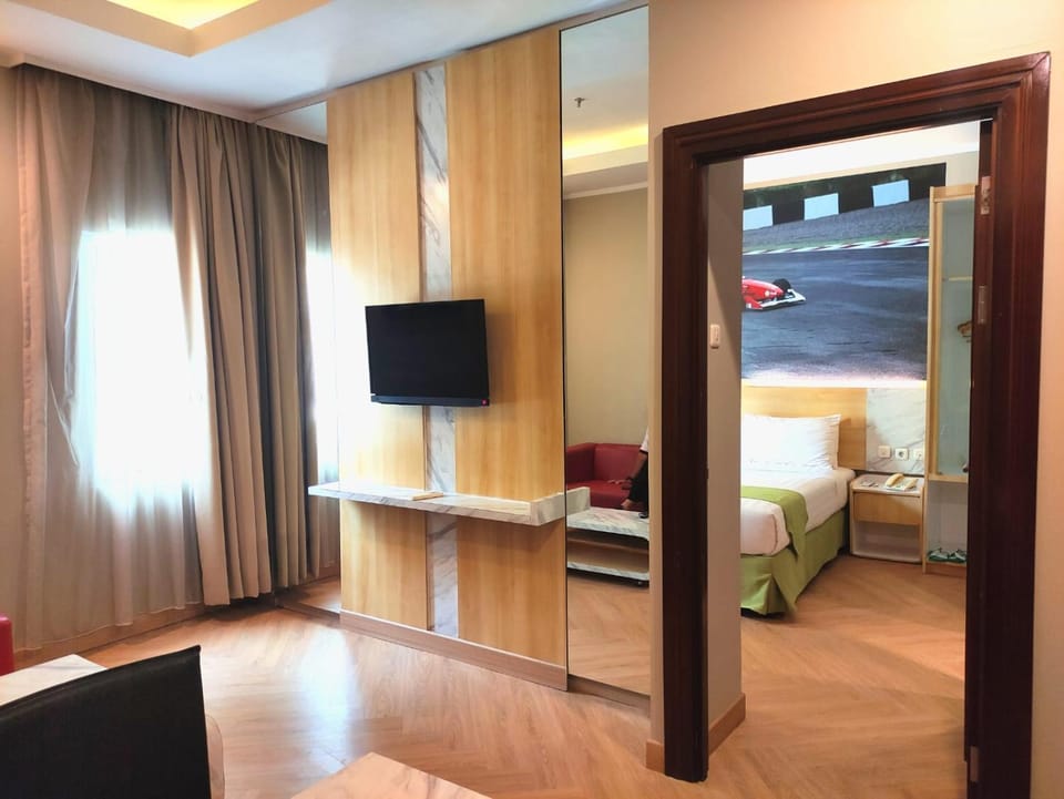 Bed, Photo of the whole room, Seating area, Bedroom, hair dresser