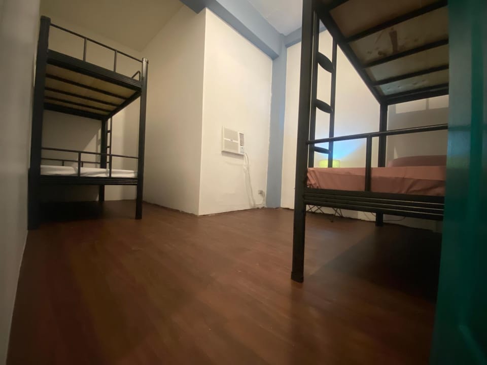 Bedroom, bunk bed