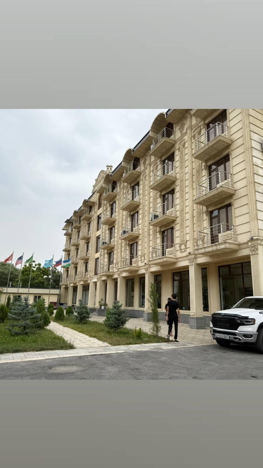 Property building, Day, People, Neighbourhood, Street view, Location, group of guests, Parking