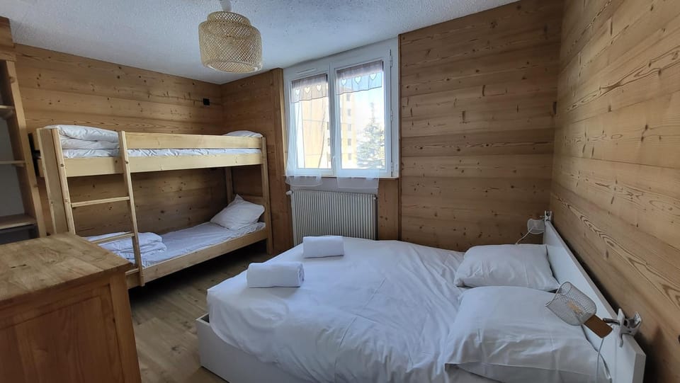 Bed, Photo of the whole room, bunk bed