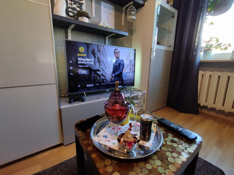 TV and multimedia, Food and drinks, Food, Drinks, Alcoholic drinks