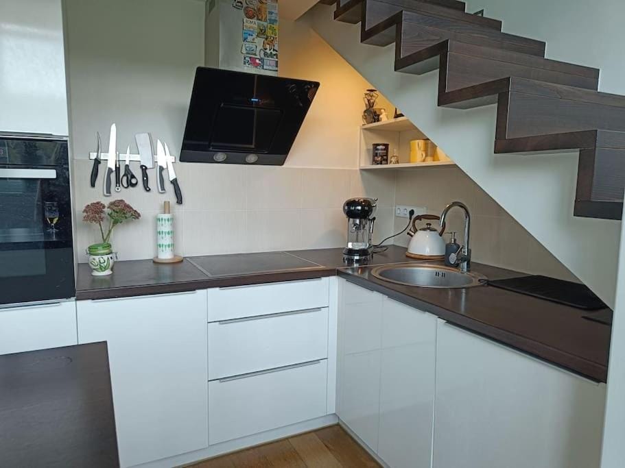 Coffee/tea facilities, Kitchen or kitchenette, dishwasher, stove