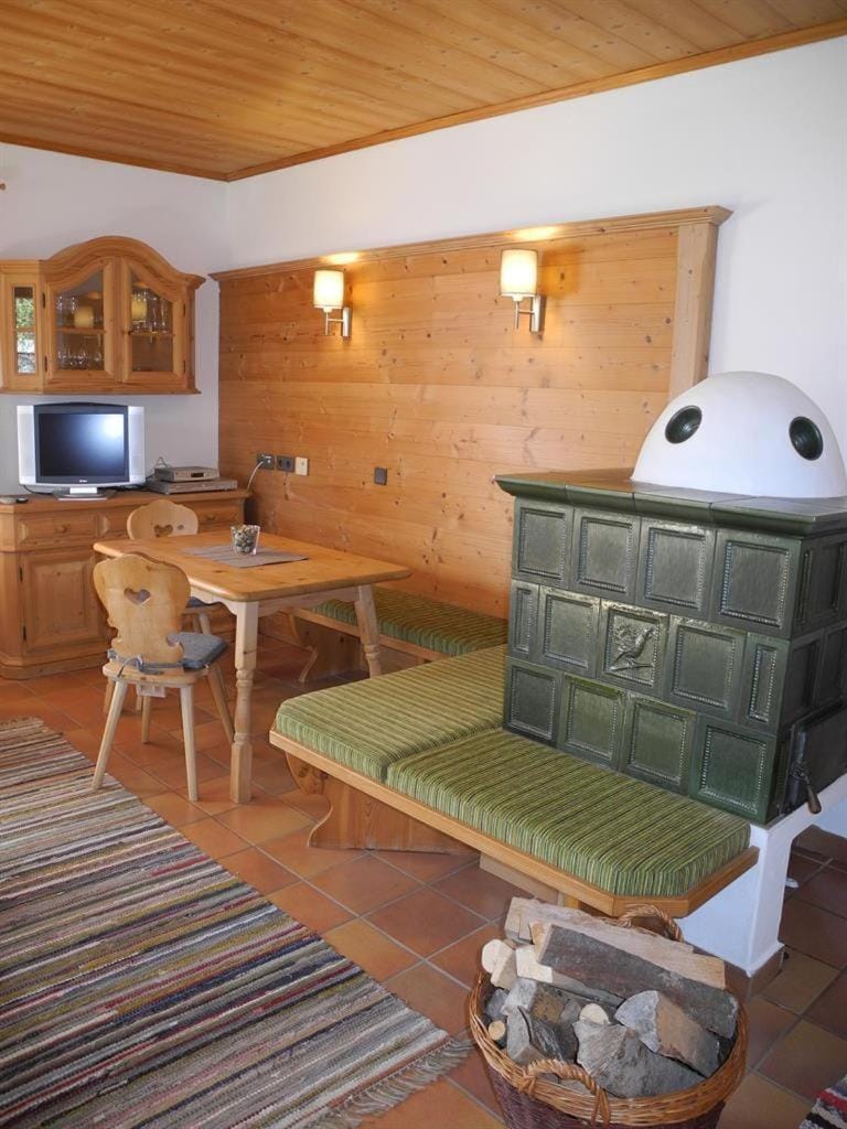 TV and multimedia, Seating area, Dining area