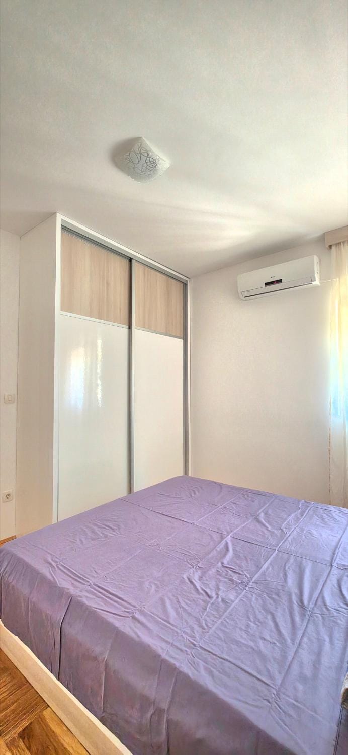 Bed, Bedroom, wardrobe, air conditioner