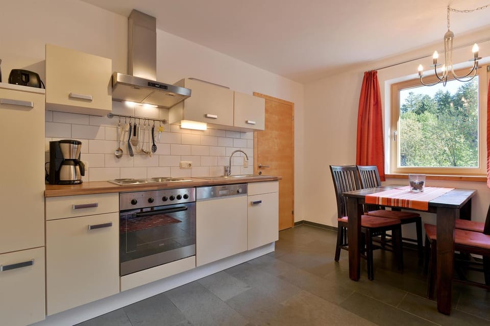 Coffee/tea facilities, Kitchen or kitchenette, Dining area, dishwasher, oven, stove