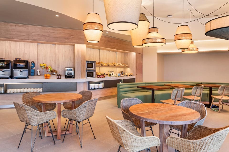 Restaurant/places to eat, Living room