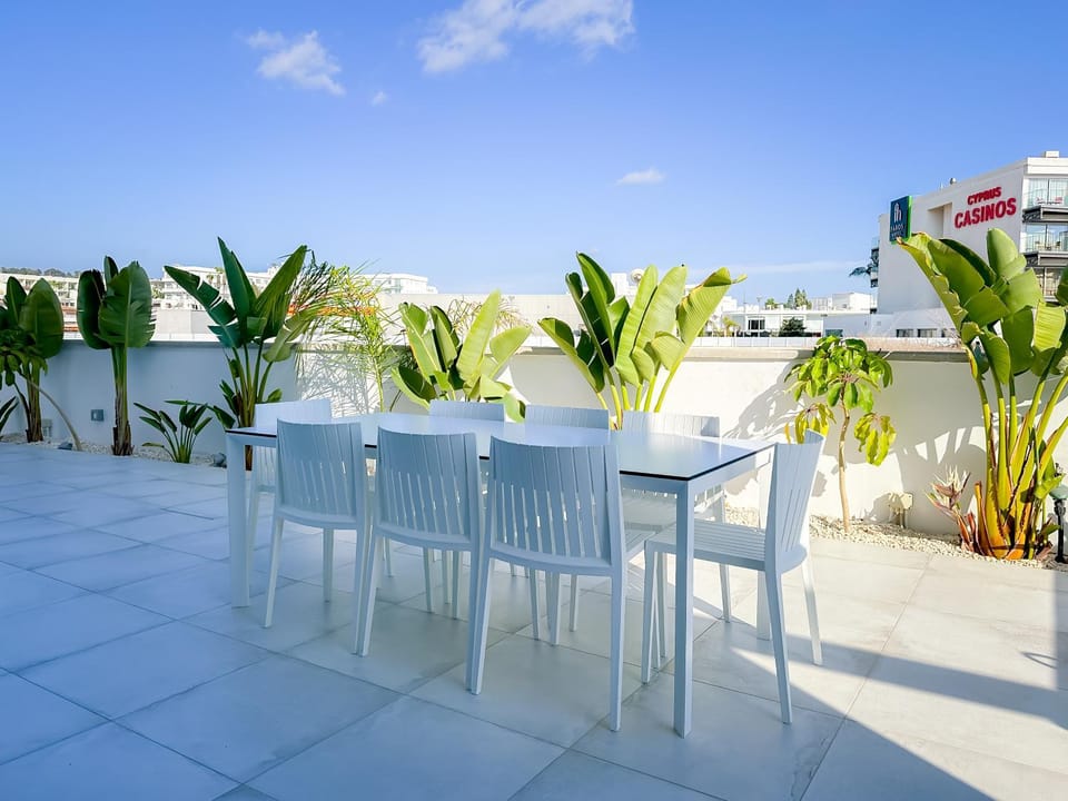 Patio, Day, Garden, Seating area