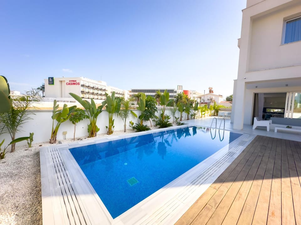 Swimming pool, Swimming pool