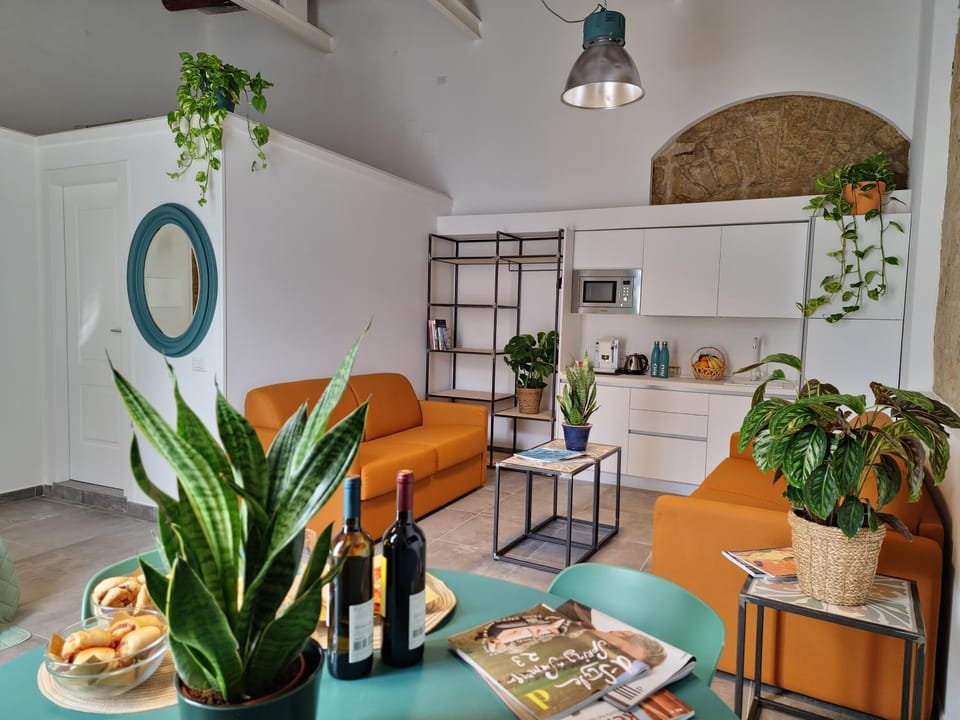 Kitchen or kitchenette, Food and drinks, Seating area