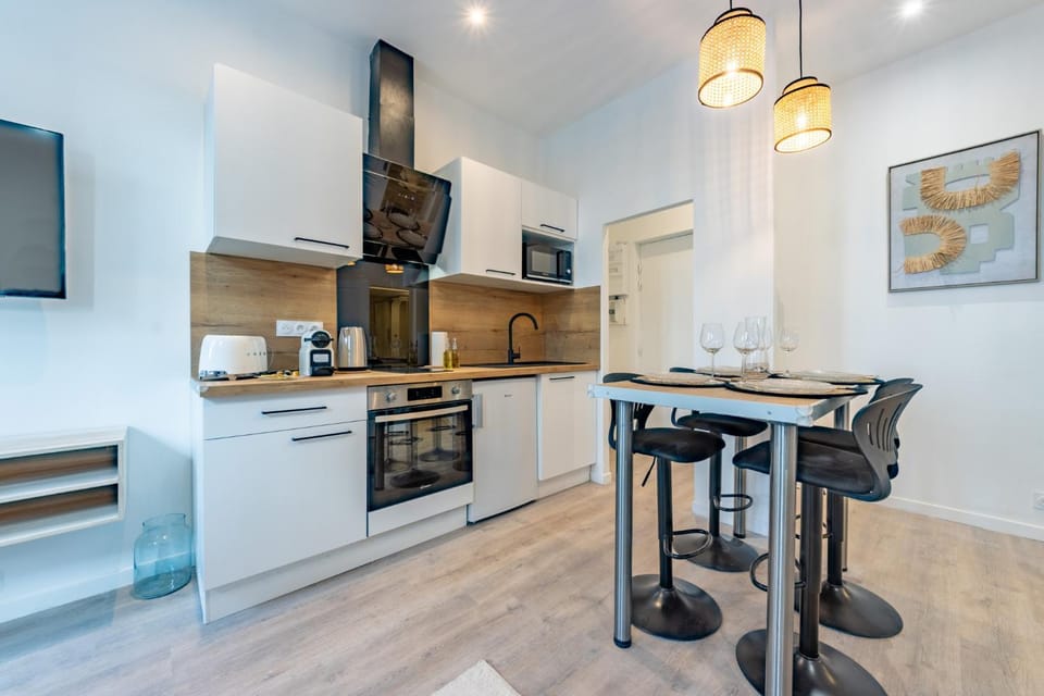 Kitchen or kitchenette, Dining area, minibar, pet friendly, stove