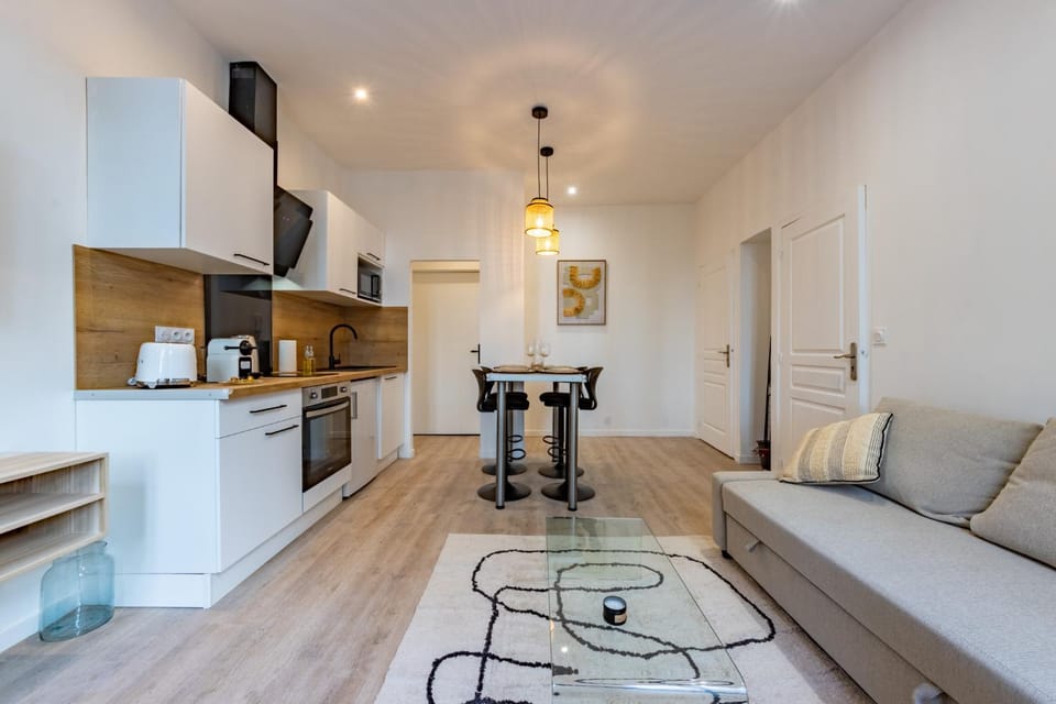 Communal lounge/ TV room, Kitchen or kitchenette, Living room, Lounge or bar, Seating area, Dining area, minibar, pet friendly, stove