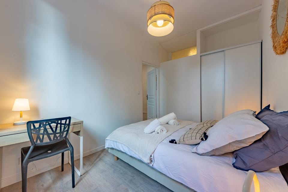 Bed, Photo of the whole room, Bedroom, towels, wardrobe