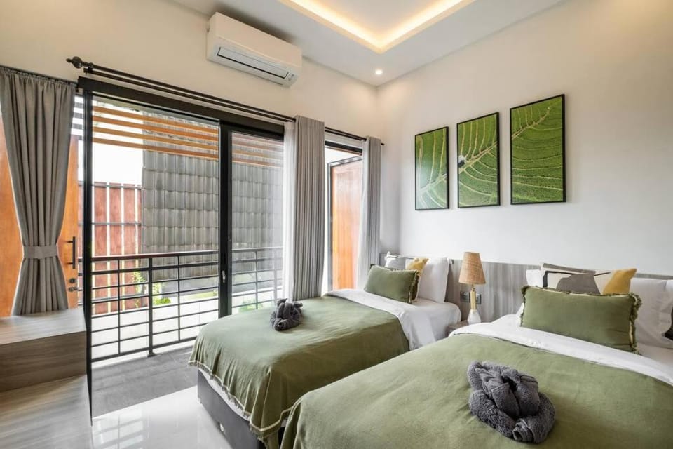 Modern 6BR Villa in Berawa Villa in North Kuta