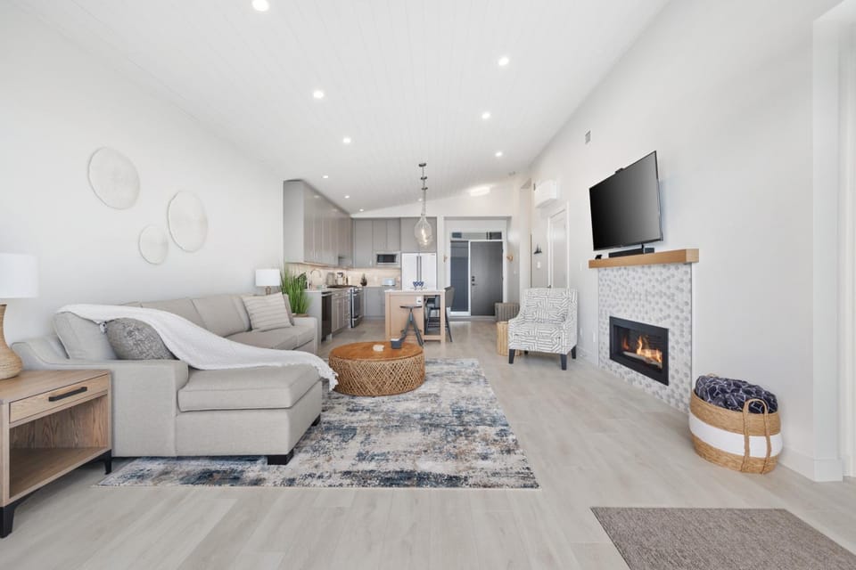 Kitchen or kitchenette, Living room, Seating area, Evening entertainment