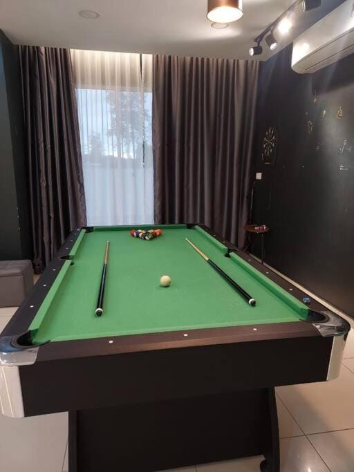 Billiard, Game Room