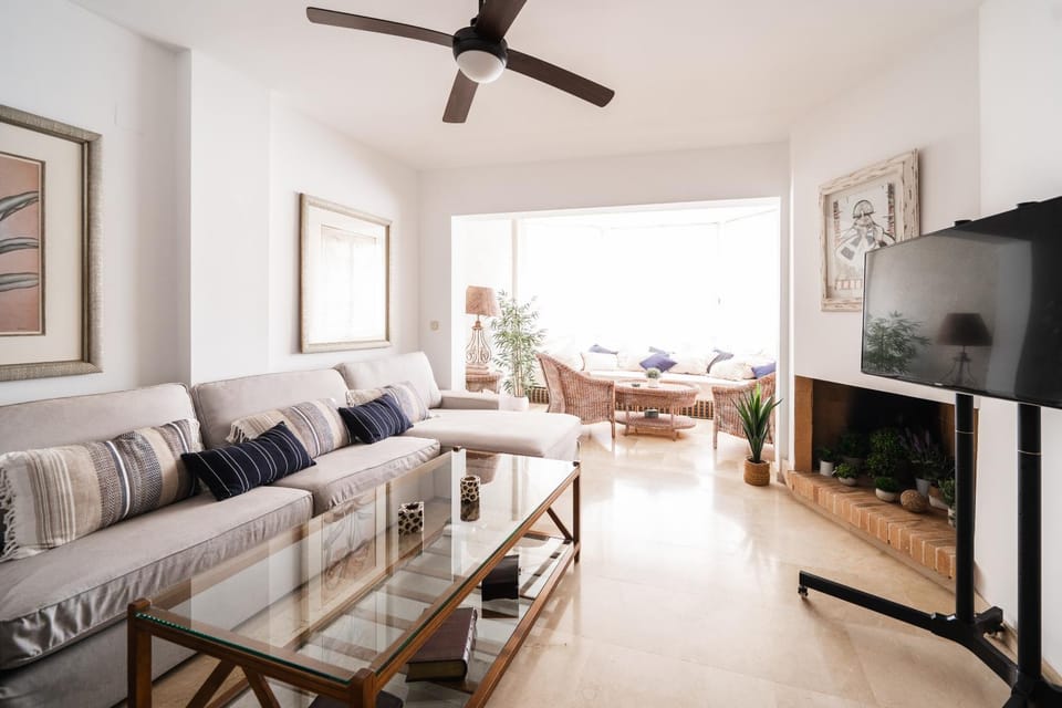 Communal lounge/ TV room, TV and multimedia, Living room