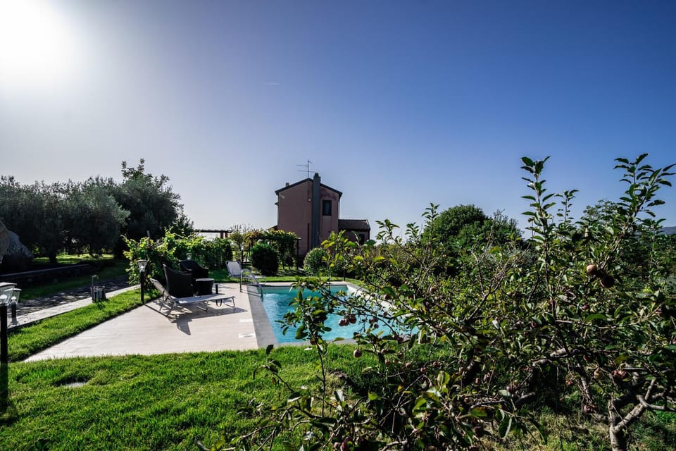Property building, Day, Garden, Garden view, Swimming pool