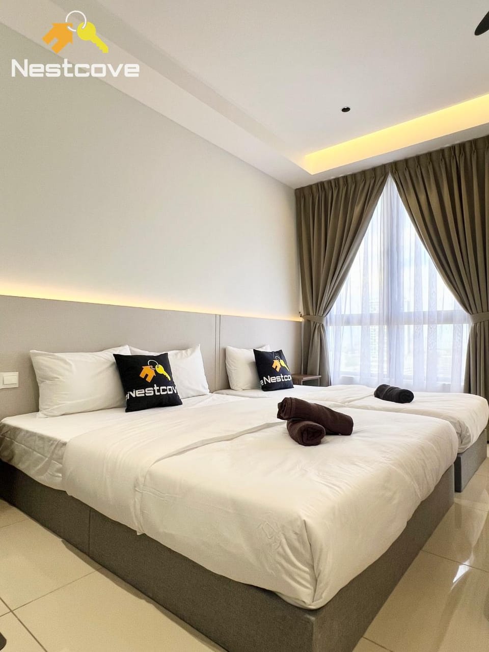 Bed, Photo of the whole room, Bedroom, towels