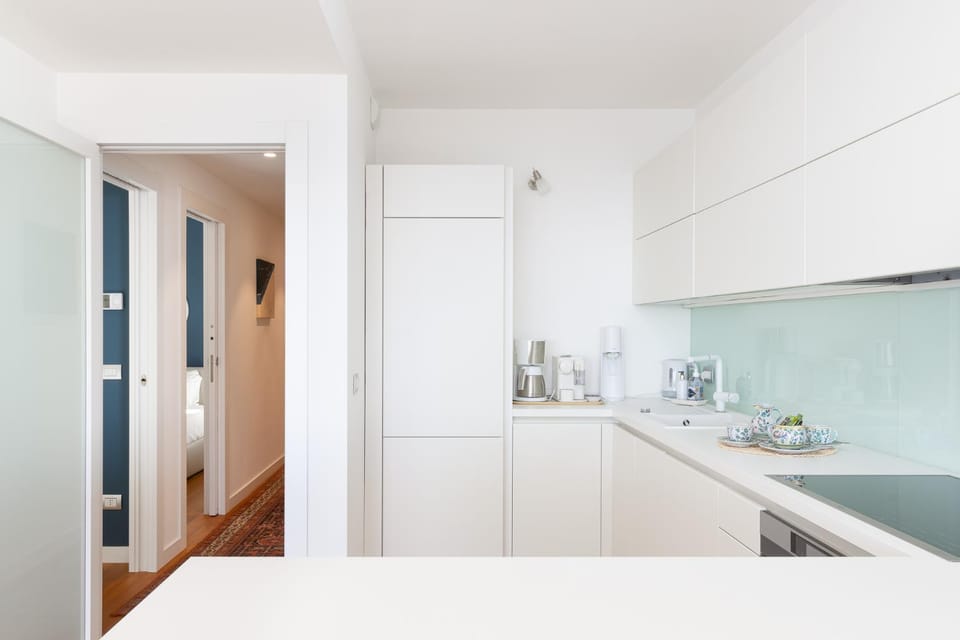 Coffee/tea facilities, dishwasher, oven, stove, kitchen