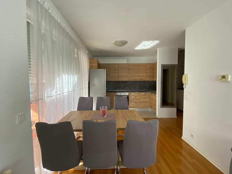 Kitchen or kitchenette, Seating area, Dining area