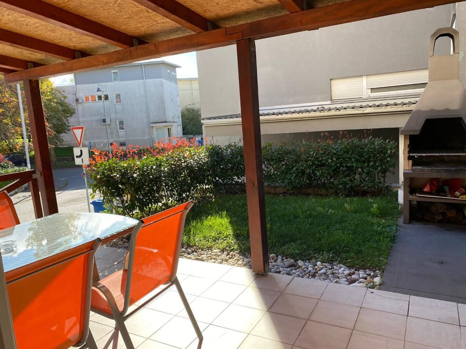 Patio, Day, BBQ facilities, Garden, Garden, View (from property/room), Seating area