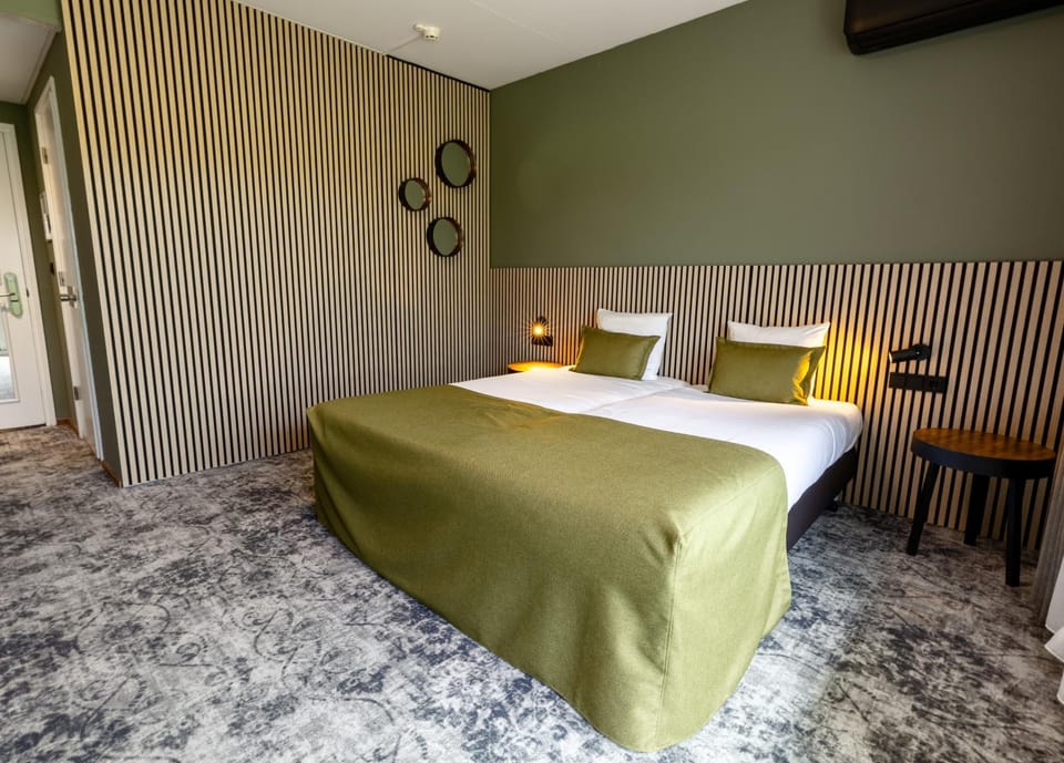 Bed, TV and multimedia, Living room, Photo of the whole room, Seating area, Bedroom, air conditioner