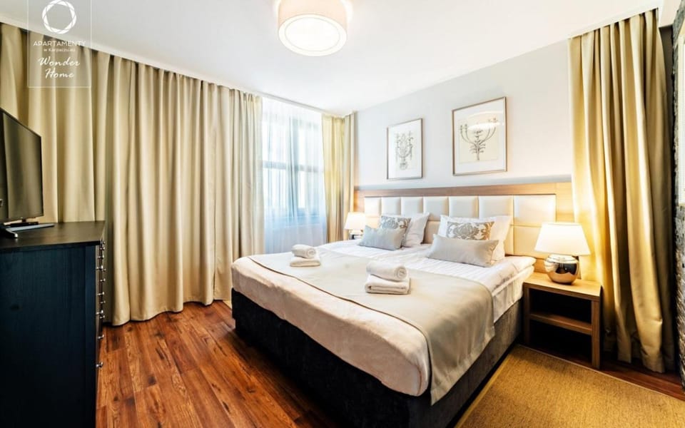 Bed, TV and multimedia, Photo of the whole room, Bedroom, towels