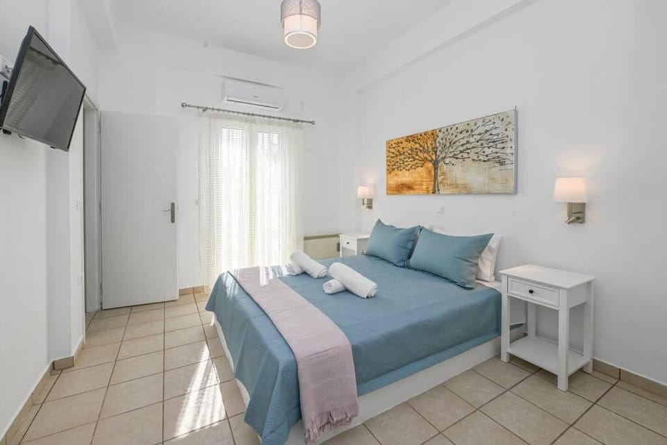 Bed, TV and multimedia, Photo of the whole room, Bedroom, towels, air conditioner