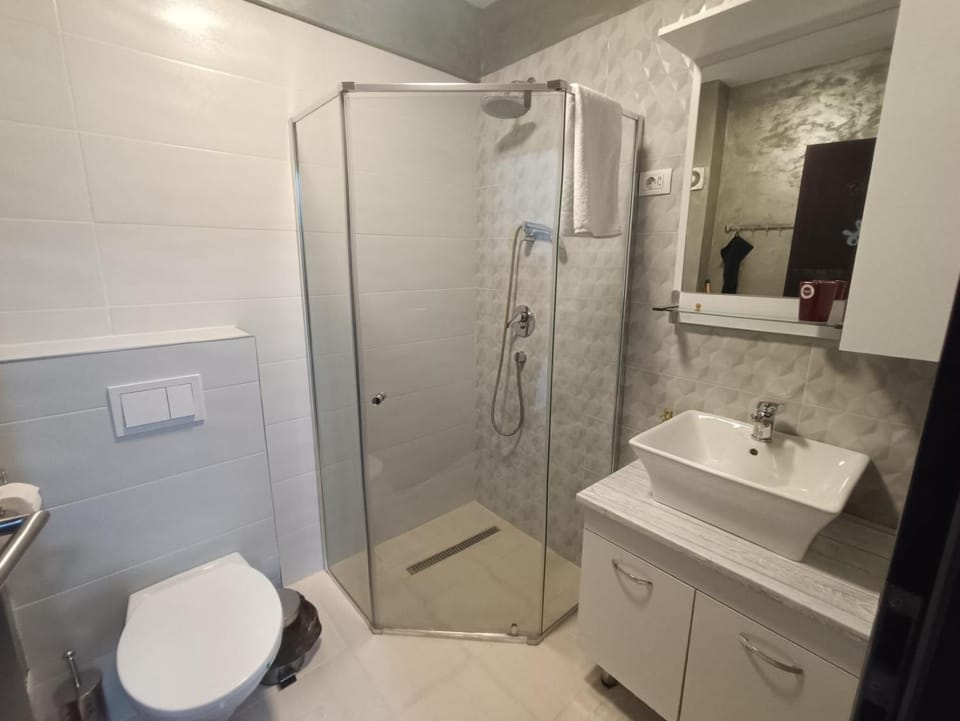 Shower, Toilet, Bathroom, towels