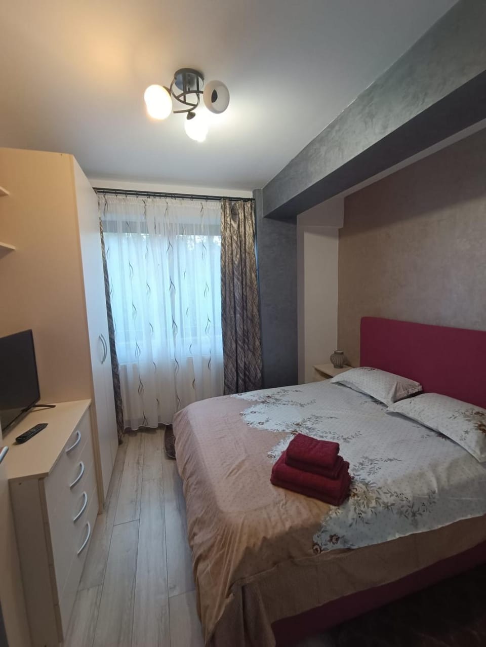 Bed, TV and multimedia, Photo of the whole room, Bedroom, hair dresser, towels
