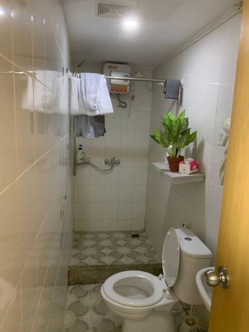 Shower, Toilet, Bathroom, bidet, towels