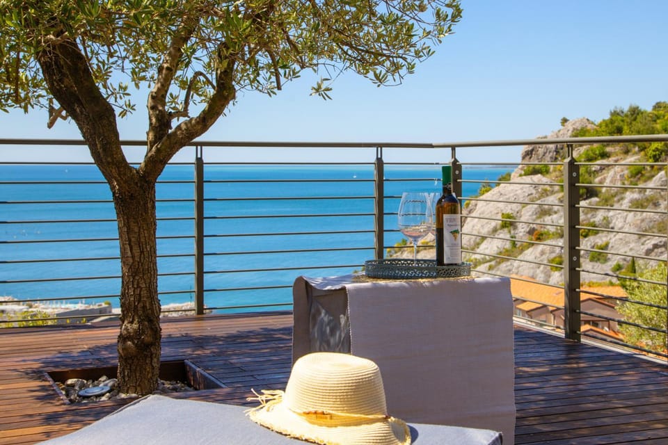 Natural landscape, View (from property/room), Balcony/Terrace, Living room, Seating area, Sea view