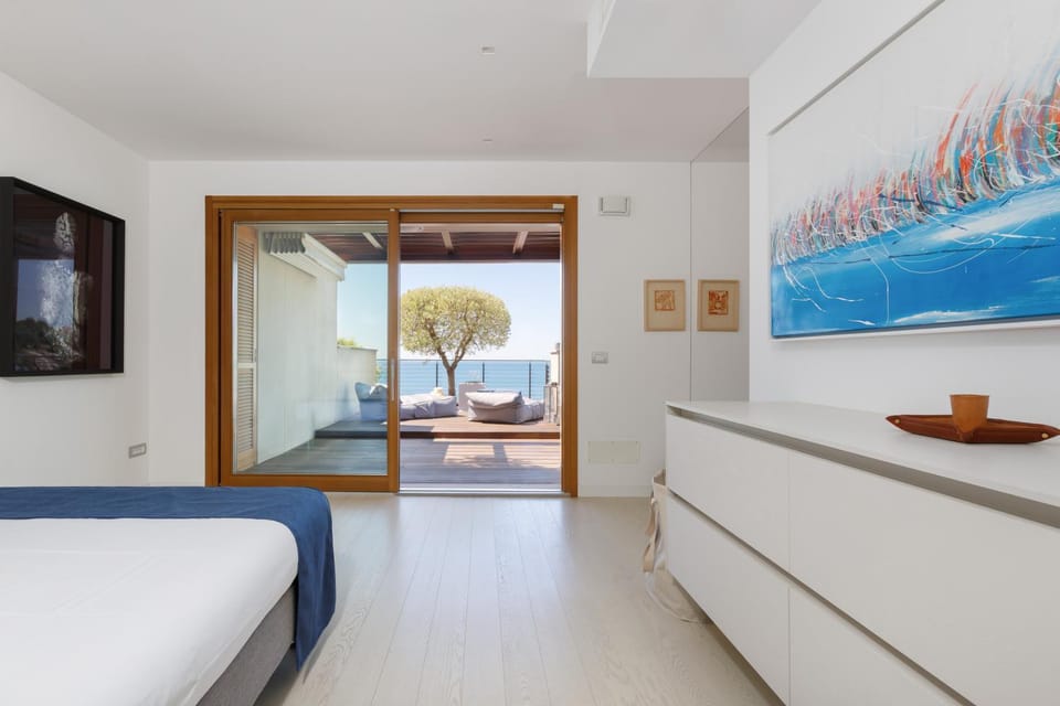 Bed, Natural landscape, Photo of the whole room, Bedroom