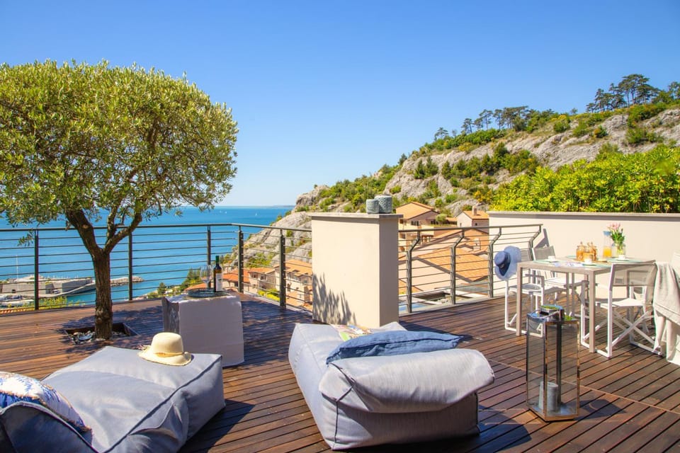 Natural landscape, View (from property/room), Balcony/Terrace, Seating area, Dining area, Sea view, sunbed