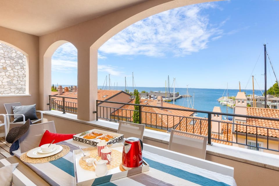 Natural landscape, View (from property/room), Balcony/Terrace, Seating area, Dining area, Sea view