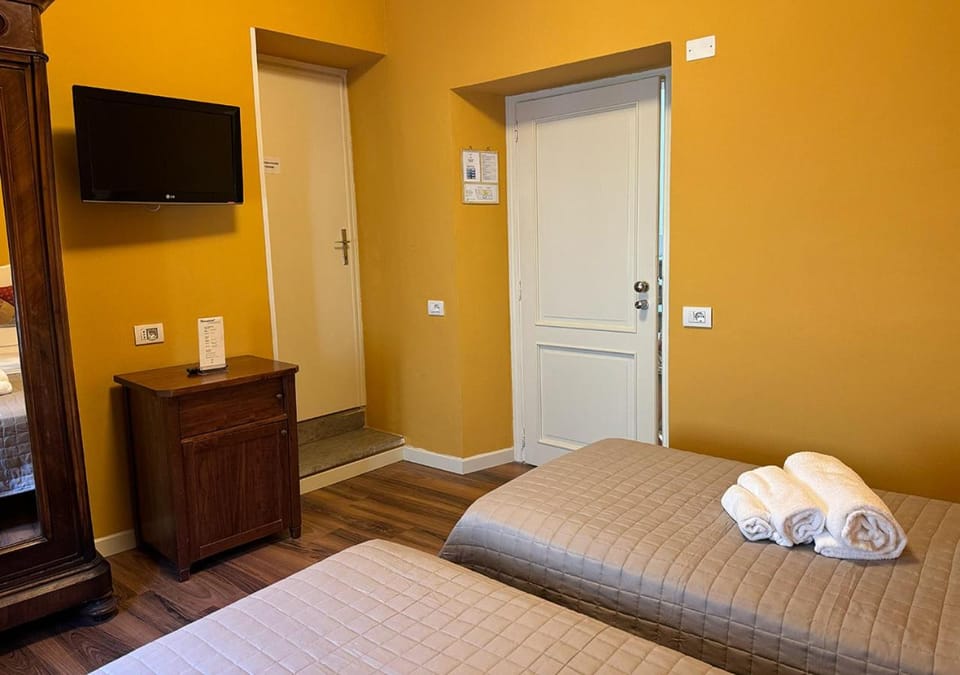 Bed, TV and multimedia, View (from property/room)