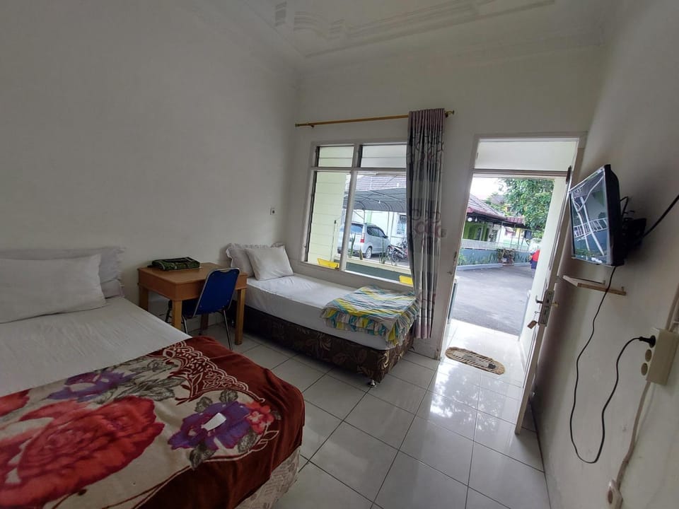 Bed, TV and multimedia, Bedroom