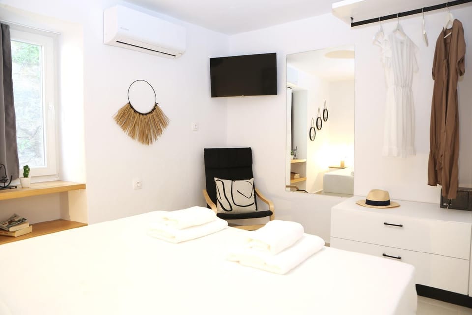 Bed, TV and multimedia, Bedroom, towels, wardrobe, air conditioner