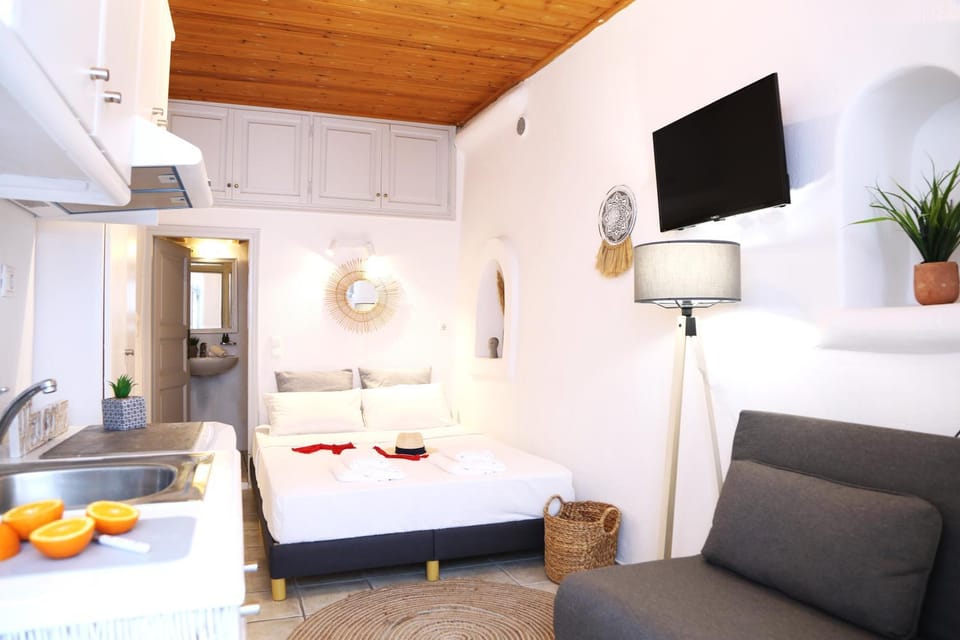 Bed, TV and multimedia, Photo of the whole room, Seating area, Bedroom