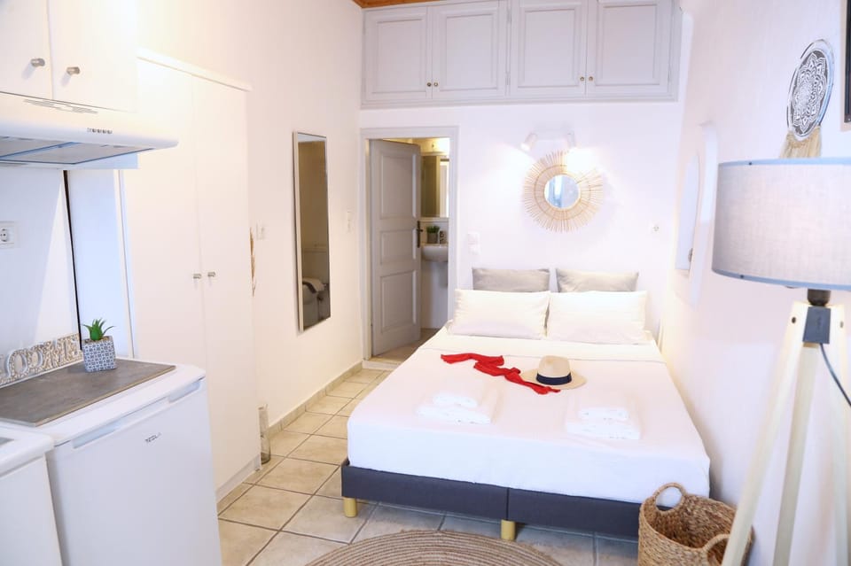 Bed, Kitchen or kitchenette, towels, wardrobe