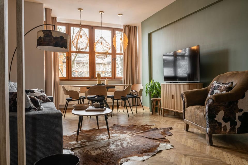 TV and multimedia, Living room, Seating area, Dining area
