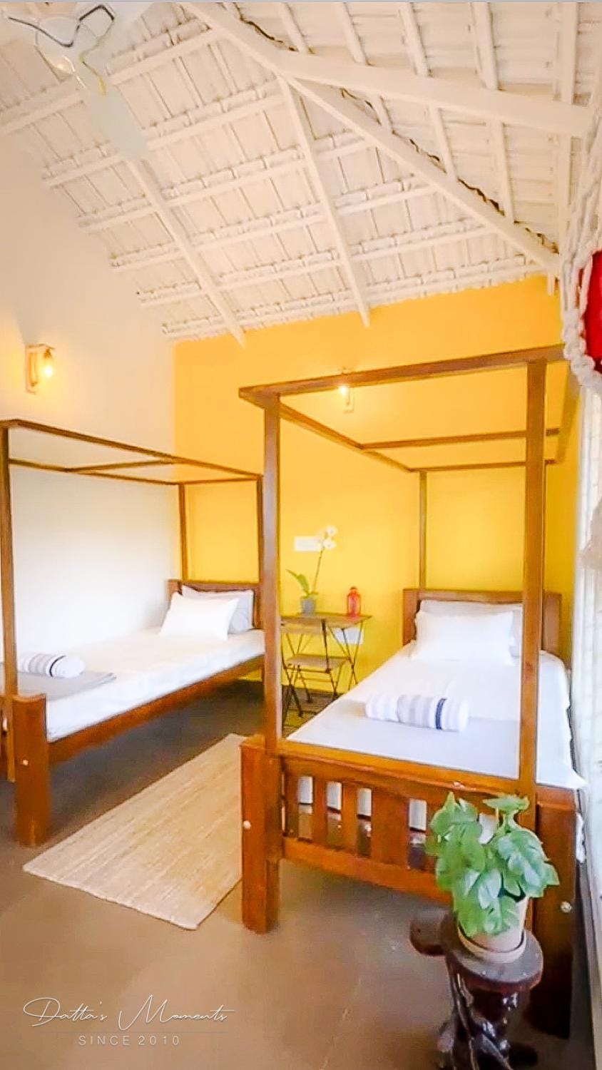 Bed, Bedroom, towels