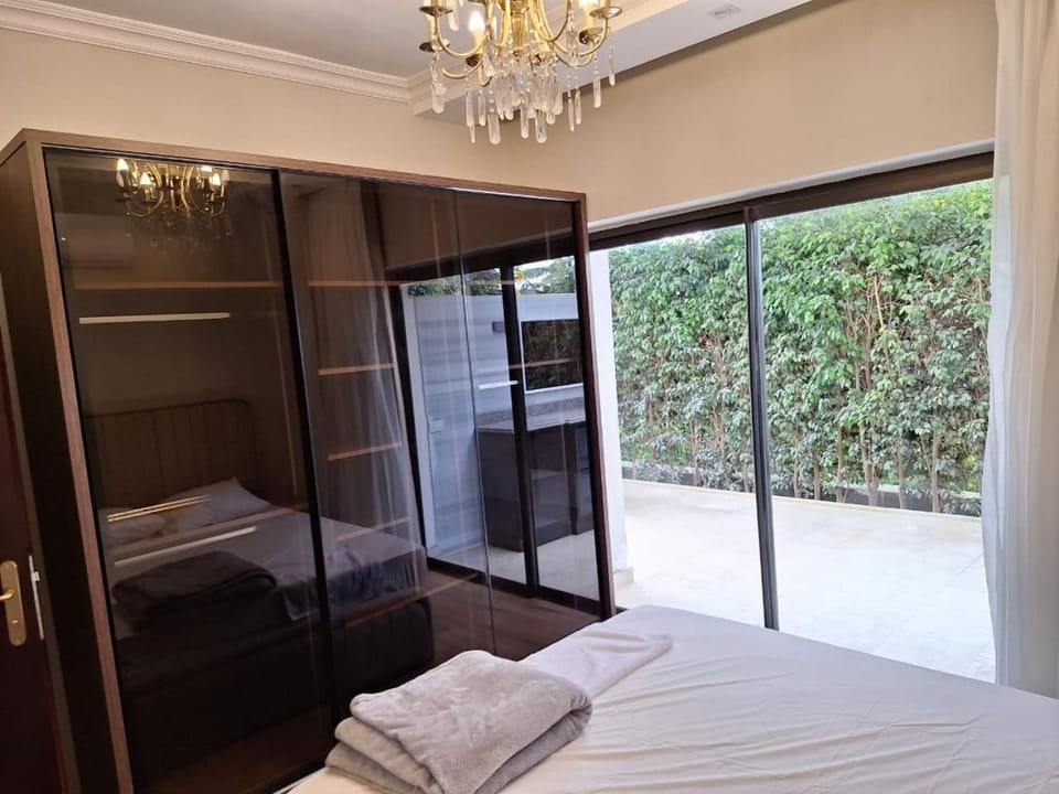 LakeView 2 bedrooms with Garden Apartment Near AUC Apartment in New Cairo City