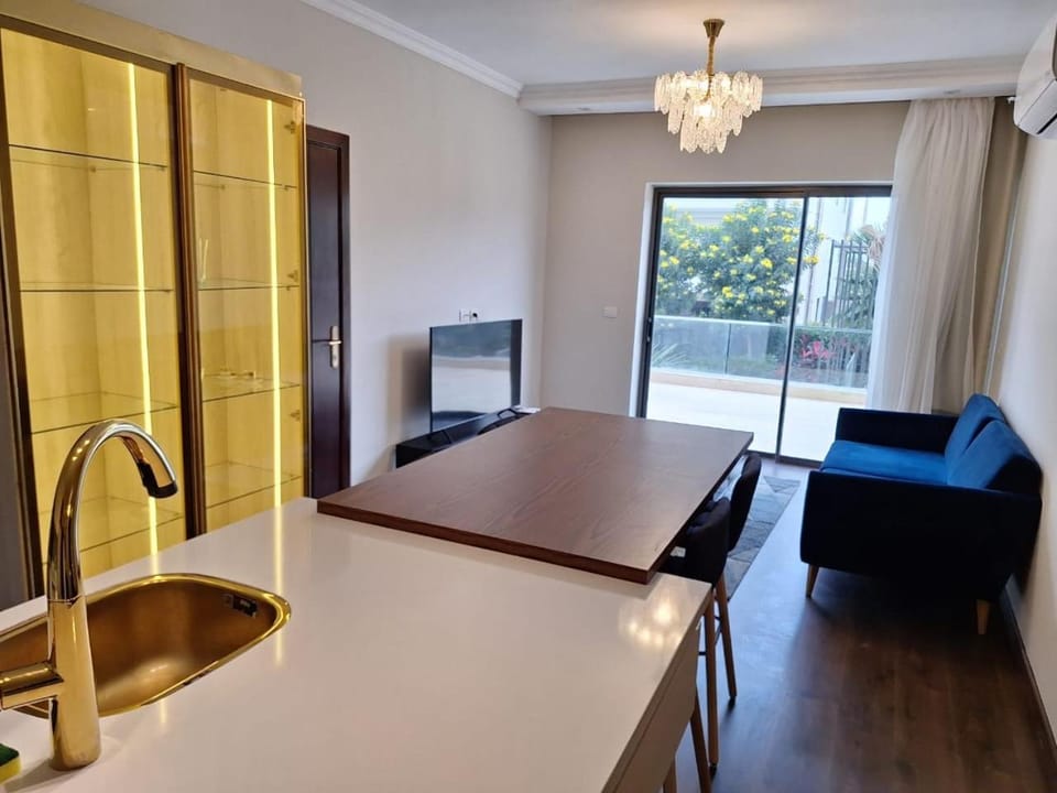 LakeView 2 bedrooms with Garden Apartment Near AUC Apartment in New Cairo City
