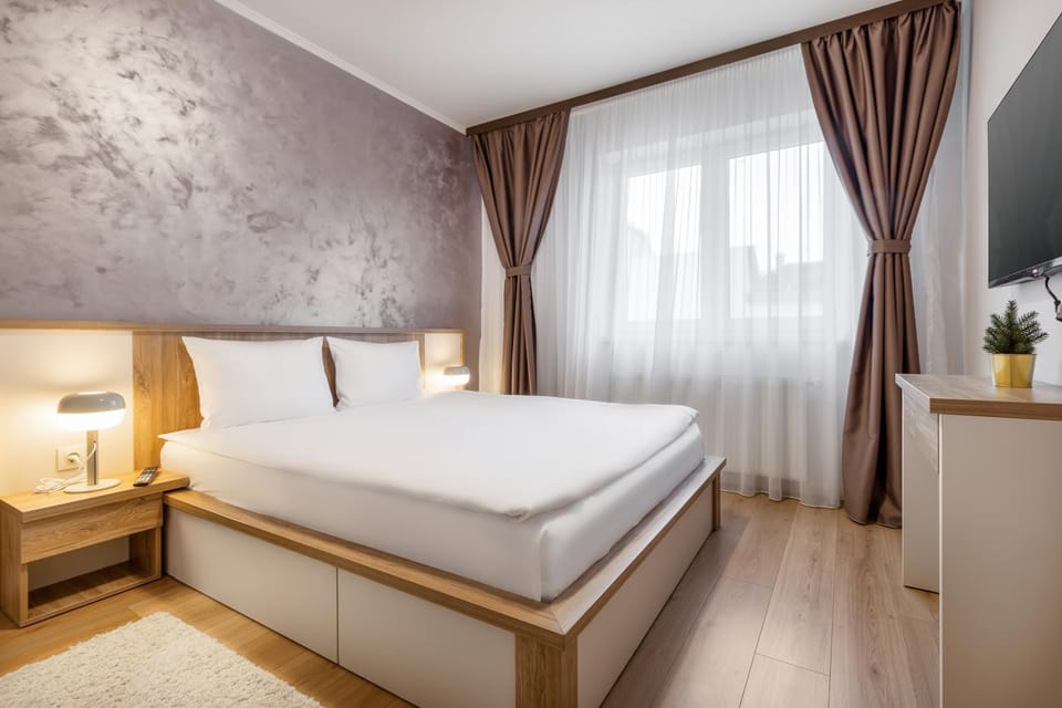 Bed, TV and multimedia, Photo of the whole room, Bedroom