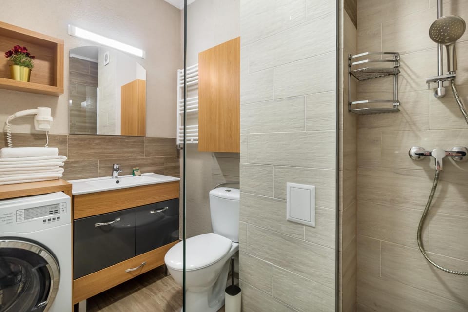 Shower, Toilet, Bathroom, towels, washing machine