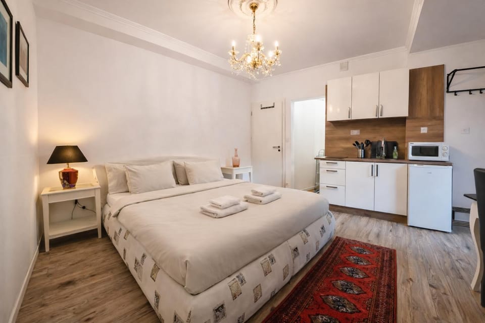Bed, Kitchen or kitchenette, Bedroom