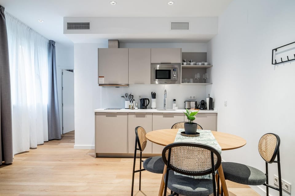 Coffee/tea facilities, Kitchen or kitchenette, Dining area